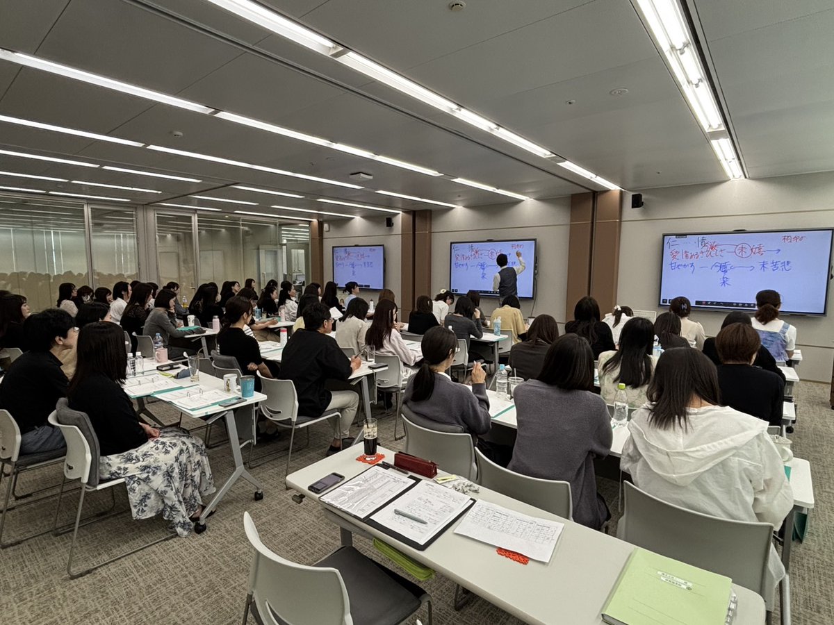 yoshiki_okane's tweet photo. 年商100億を本気で目指す組織には、
やはり空気がある。

本日、渡邊社長が率いる
株式会社エバー様、ベルクリニック様で
合同研修を実施しました。

テーマは、
武士道を元にした
「真のリーダーシップ」。

リーダーとは、
肩書きで人を動かす人ではない。
相手の肚に火をつけ、
「よし、やる」と本気にさせる人です。

人も組織も、
放っておけば腐敗する。

しかし、志を持ち、
義・勇・仁・礼・誠・名誉・忠義を磨き続ければ、
内側から発酵していく。

発酵とは、
人の可能性が動き出し発光すること。

今回も私自身、
魂を込めて向き合わせていただきました。

本気の経営者。
本気の幹部。
本気で変わろうとする社員の皆さま。

まさに、
本気同士の魂のぶつかり合いでした。

参加者の方から、
こんな言葉をいただきました。

「岡根さんの話を聞くと、何故だか肚の奥底からやる気がみなぎってくるんですよね！！
相手を本気にさせるというのは、こういう事だなーって思います！」

ありがたい言葉です。

ただ、私がしたいのは、
一時的に盛り上げることではありません。

研修の目的は、
明日からの現場で、
言葉が変わり、
表情が変わり、
行動が変わり、
組織の空気が変わること。

美容業界から、
日本のリーダーシップを変える。

その挑戦に、
これからも本気で伴走していきます。