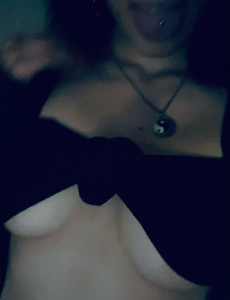 simplyyesenia07's tweet photo. tongue piercing 😛🖤🪽 #itscuteduh #loll https://t.co/wB8FCl2YgO