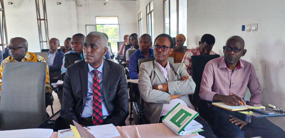 burungaProvince's tweet photo. Le gouverneur de @burungaProvince,en compagnie du commissaire chargé de la communica°de la CENI,François Bizimana a réuni ce 25/5/26 à Makamba l représentants des partis pô,confessions religieuses,sociétés civiles pr poursuivre l échanges visant à préparer de bonnes élec6°de 2027 https://t.co/xwOyXlWwXB