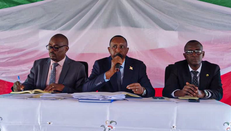 burungaProvince's tweet photo. Le gouverneur de @burungaProvince,en compagnie du commissaire chargé de la communica°de la CENI,François Bizimana a réuni ce 25/5/26 à Makamba l représentants des partis pô,confessions religieuses,sociétés civiles pr poursuivre l échanges visant à préparer de bonnes élec6°de 2027 https://t.co/xwOyXlWwXB