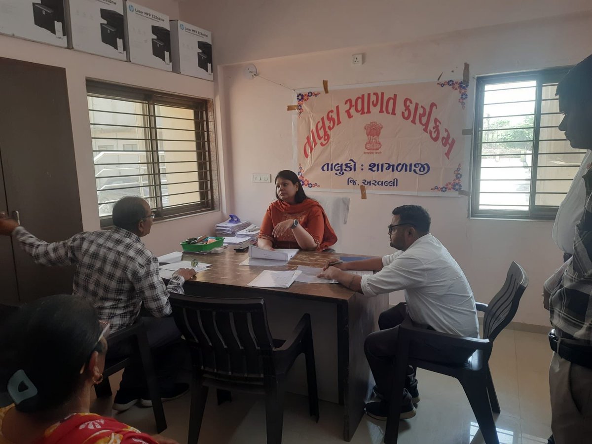 DdoArvalli's tweet photo. આજ રોજ શામળાજી ખાતે તાલુકા સ્વાગત કાર્યક્રમ યોજાયો તેમાં હાજરી આપી અરજદારશ્રીઓની રજૂઆતો સાંભળી ,સંબંધિત અધિકારીશ્રીઓને નિયમોનુસાર તાત્કાલિક નિકાલ કરવા માટે સૂચના આપી.@GujPRHDept @CMOGuj @sanghaviharsh https://t.co/68LwGxscC7