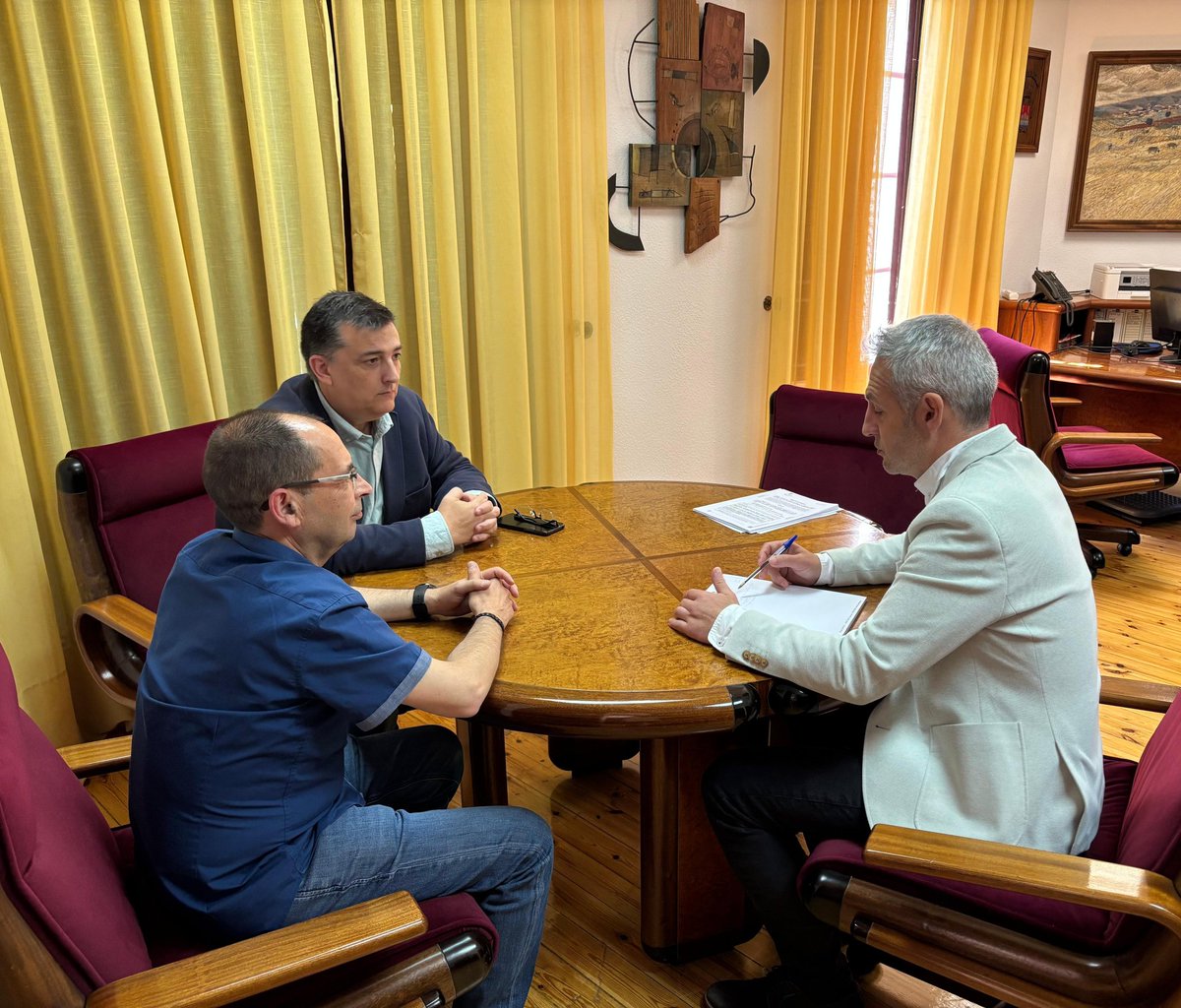 AUMEinforma's tweet photo. Representantes de @AUMEinforma se reúnen con el alcalde de @Toro_Ayto para tratar las necesidades de los militares en Monte la Reina. https://t.co/LobrBwe33g