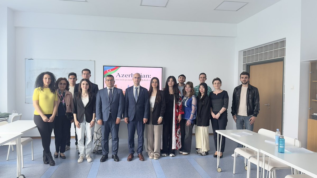 AzEmbRomania's tweet photo. 🇦🇿From Independence to a Global Vision: Azerbaijan

ADA University students hosted an event at the Romanian-American University, showcasing Azerbaijan's history, culture, and modern achievements — from the 1918 Democratic Republic to its current role on the global stage.

The Embassy was represented by Counsellor Fakhri Karimli, who spoke on the importance of Azerbaijani-Romanian relations and the role of youth in international cooperation. University Vice-Rector,  Ph.D. Habil. Professor Tudor Edu, highlighted how such events contribute to intercultural dialogue and friendship between nations.🇦🇿🤝🇷🇴