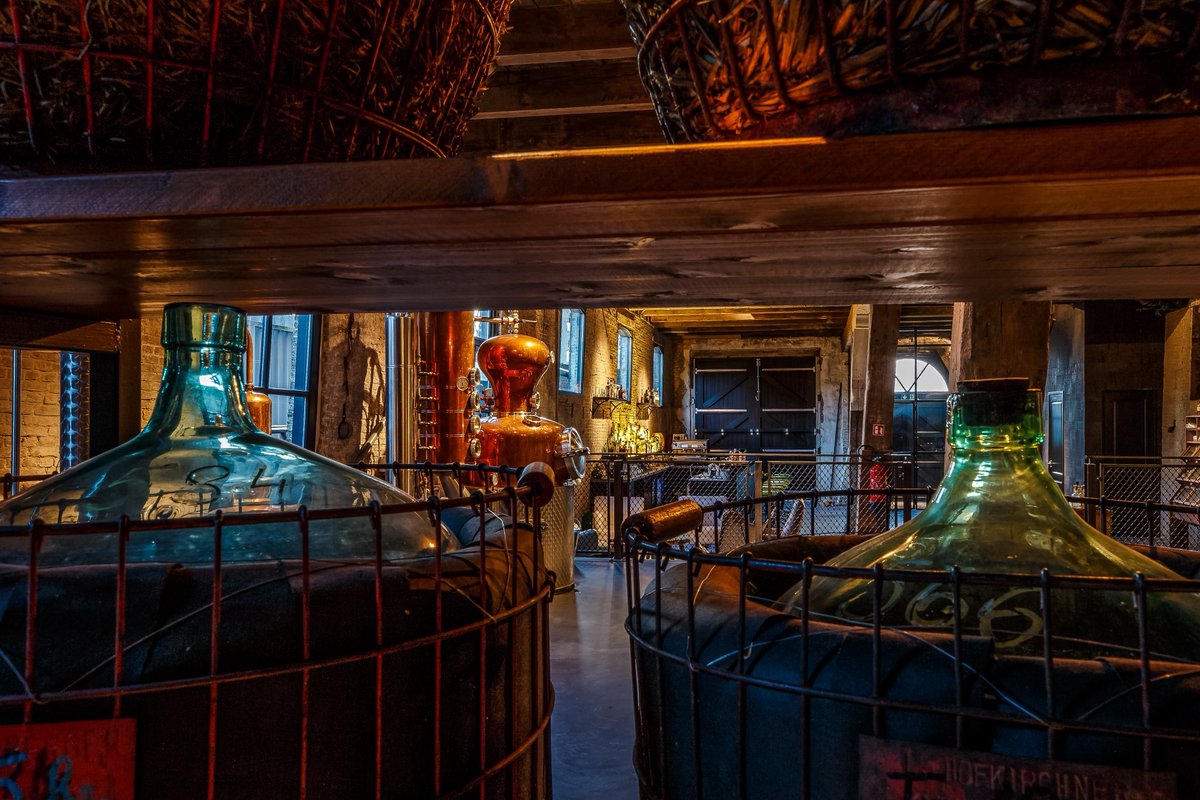 dutchheadrum's tweet photo. 🥃 Sneak peek: een nieuw hoofdstuk

Vanaf januari 2026 staat Dennis de Roo als enige kapitein aan het roer van Dutch Head® Premium Rum. 

Een nieuwe koers, met behoud van alles waar het merk voor staat: vakmanschap, karakter en ruim 400 jaar Nederlandse handelsgeest. ⚓

Wat eraan komt:

✨ Collectors Edition Volume I: 30+ jaar oude single cask-rums op navy strength, in een leeuwenkop decanter van Italiaans ambachtsglas. Ca. 3.500 flessen.

🥃 Groei in slijterijen door middel van tastings en activities.

🏟️ LED-boarding in Nederlandse stadions en samenwerkingen met uitgesproken mening op het veld én in de keuken. Met een kleine knipoog naar één van onze rums 🥃

“De piraten hebben het verhaal ooit gestolen. Maar rum hoort net zo goed bij de Nederlandse handelsgeest van de Gouden (L)Eeuw.” 

Meer informatie: 🔗 https://t.co/rHROXg4gYh 
Contact: 📧 info@dutch-head.nl

Dutch Head® Premium Rum: “Distilled in Schiedam. Inspired by four centuries of Dutch trading spirit.”

#PremiumRum #Rum #Schiedam #Hospitality #Slijterij