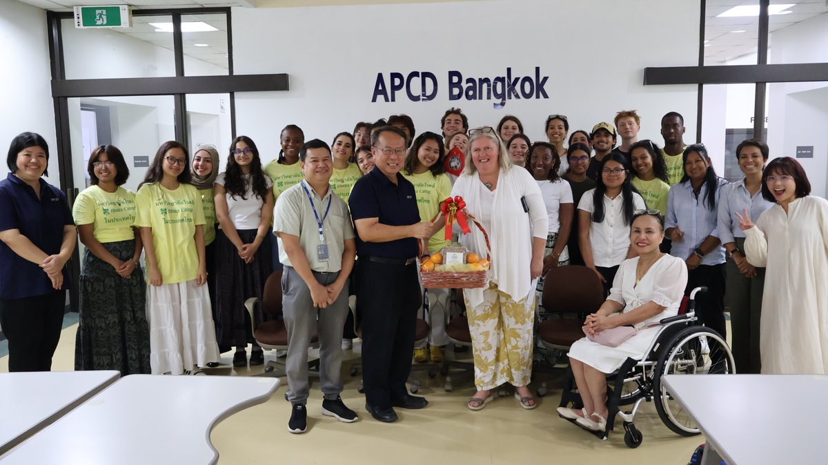 APCDAsiaPacific's tweet photo. 🌏 25 พ.ค. 2569 นักศึกษา 28 คน จาก Rhodes College นำโดย ศ.ดร.Elin Ovrebo เยือน APCD กรุงเทพฯ คุณพิรุณ ลายสมิต ต้อนรับ คุณวัชรพล เชื้อเจริญ บรรยาย คุณศิริพร คุณศุภอนงค์ คุณทอฝัน นำชม พร้อมสาธิตกีฬาแบบครอบคลุมคนพิการ 💙🏅#APCD #คนพิการ #RhodesCollege #สุขภาพจิต #Inclusivesports https://t.co/BaV28PUxot