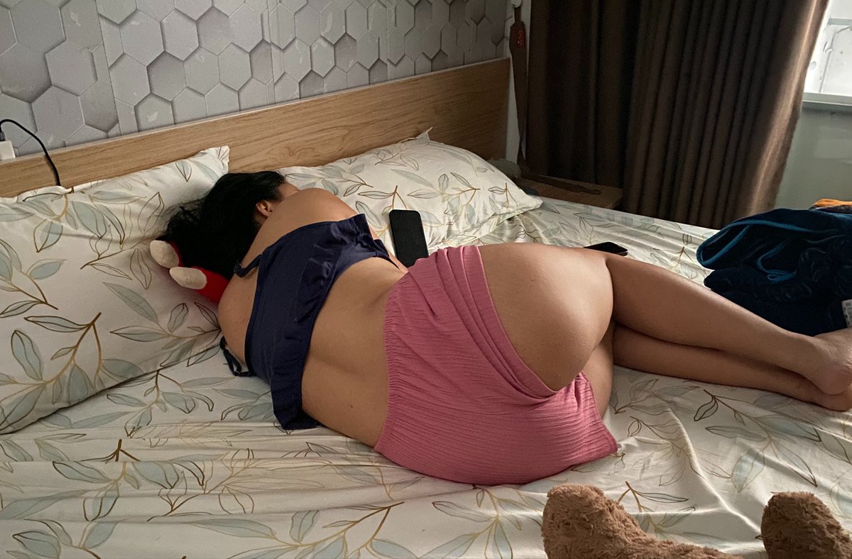 popperdn's tweet photo. Vợ ngủ trưa để tối có sức đụ 😂 https://t.co/L8SA613iRA