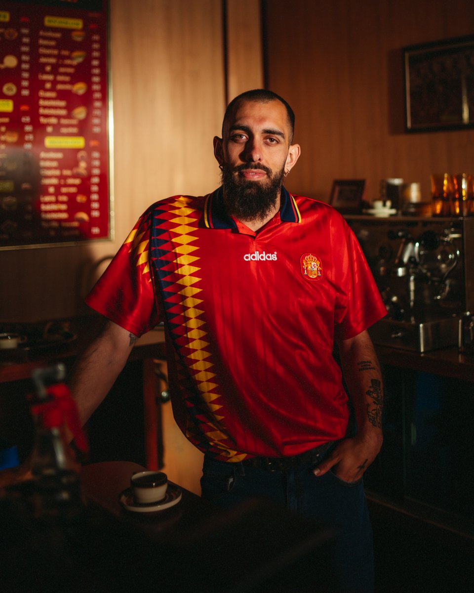 futbolemotion's tweet photo. 🇪🇸 1994 → 2026
Vuelve una de las camisetas más icónicas de la historia de La Roja.

La nueva adidas España 94 Bringback recupera al detalle el diseño original que llevaron leyendas como Hierro, Guardiola o Luis Enrique. ❤️💛 https://t.co/orQ3kg1n3r