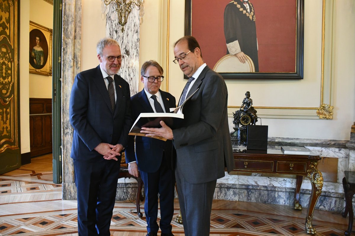 KristjanAStef's tweet photo. Fue un placer acompañar al presidente del Tribunal Supremo islandés, Benedikt Bogason, durante su visita a la sede del Tribunal Supremo en Madrid 🇮🇸 🇪🇸

Gracias a Dimitry Berberoff, Ignacio Sancho y Luis Seller Roca de Togores por la acogida🏦

📷 Comunicación CGPJ https://t.co/pUnFvJ6j3e