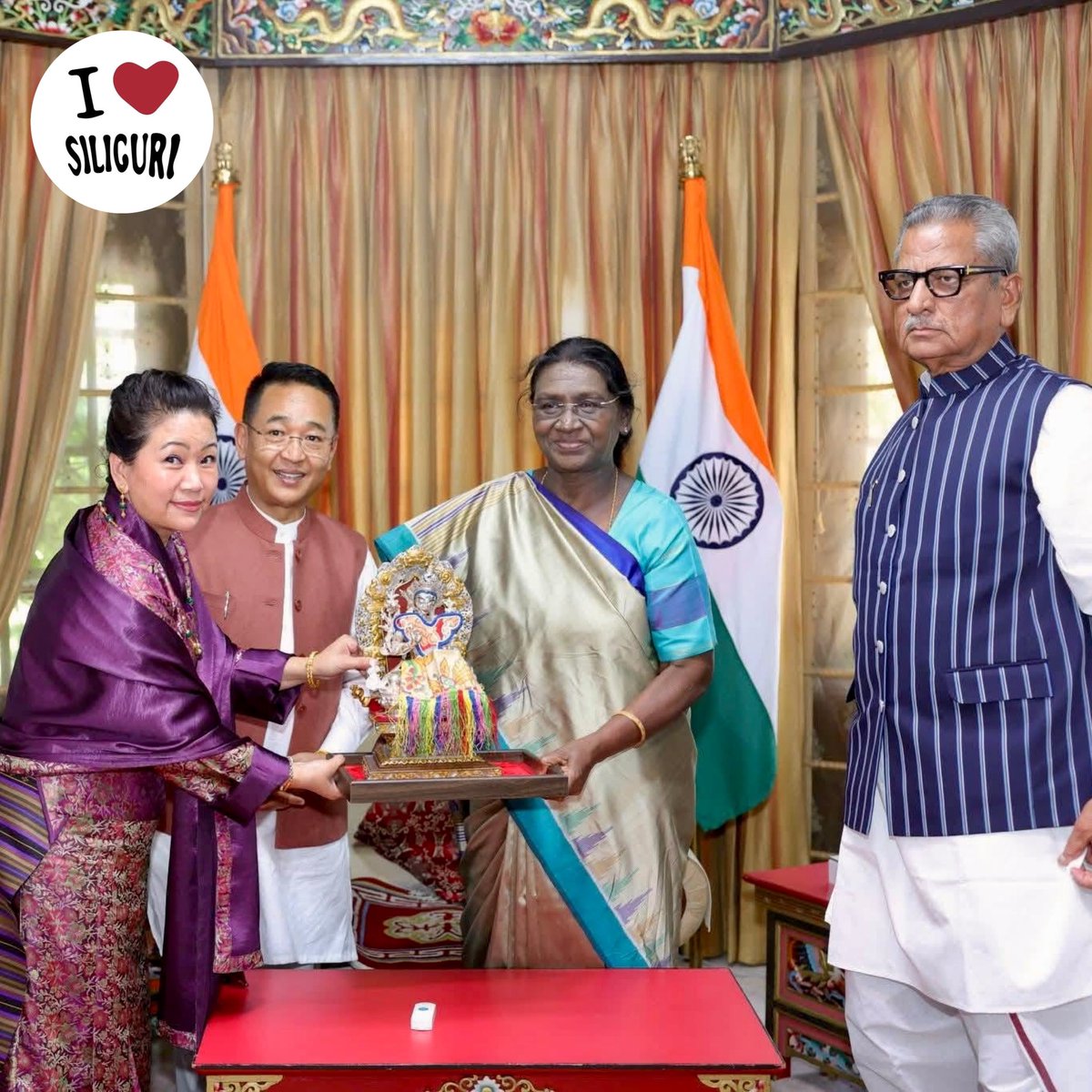 ILoveSiliguri's tweet photo. Governor Om Prakash Mathur, Chief Minister PS Tamang, and Krishna Kumari Rai warmly welcomed President Droupadi Murmu at Lok Bhawan in Gangtok during her official visit to Sikkim. 🇮🇳

#Sikkim #Gangtok #PresidentMurmu #PSTamang #ILoveSiliguri https://t.co/FimwJgY56n