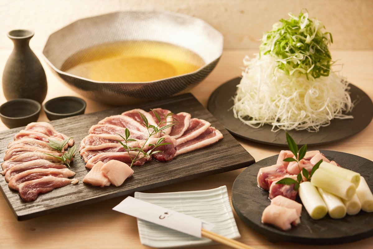 Diamond_dining_'s tweet photo. ＼口コミでも人気の「鴨割烹」が関西初上陸！／
いよいよ明後日5/28（木）
浜松町・神保町・品川と東京で着実にファンを増やしてきた『鴨ときどき馬』が、京都・四条烏丸にグランドオープンいたします✨

「京鴨」を使った名物の「鴨しゃぶ」など、各種「鴨鍋」や「鴨刺し」など、駅直結で至便な場所ながら、おしゃれで落ち着いた店内で、大人のディナーをお楽しみいただけます🦆

ランチはディナーで自慢の鴨料理を少しずつ贅沢に詰め込んだ鴨お膳のほか、鴨肉を使用した親子丼や鴨そばをご用意✊

京都のグルメ通の皆様、京都観光にお越しの皆さま、ぜひ一度、足をお運びいただけますと幸いですm(__)m

皆さまのお越しを心よりお待ち申し上げております。

#鴨鍋 #京都ディナー #京都ランチ #京都グルメ #四条烏丸グルメ #烏丸御池グルメ