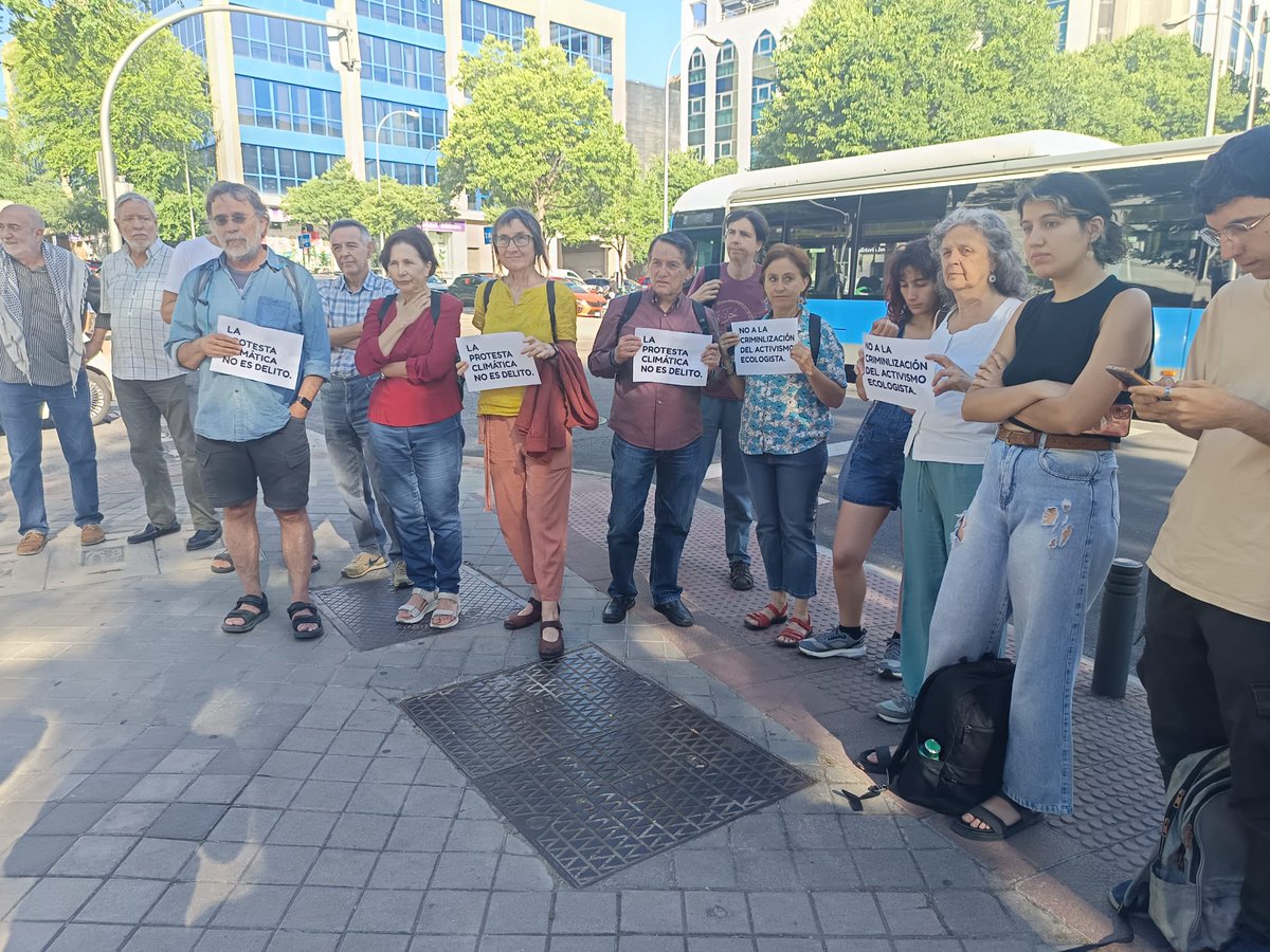 PSindicalEMT's tweet photo. 🔴 Madrid | Concentración de apoyo, al activismo climatico. ¡Libertad a los nueve! No a la criminalización de la protesta por el clima, no a la criminalización de la protesta por la tierra. NO A LA CRIMINALIZACIÓN DEL ACTIVISMO ECOLOGISTA
@anticapi @ecologistas @greenpeace_esp https://t.co/QC9vwwHH74
