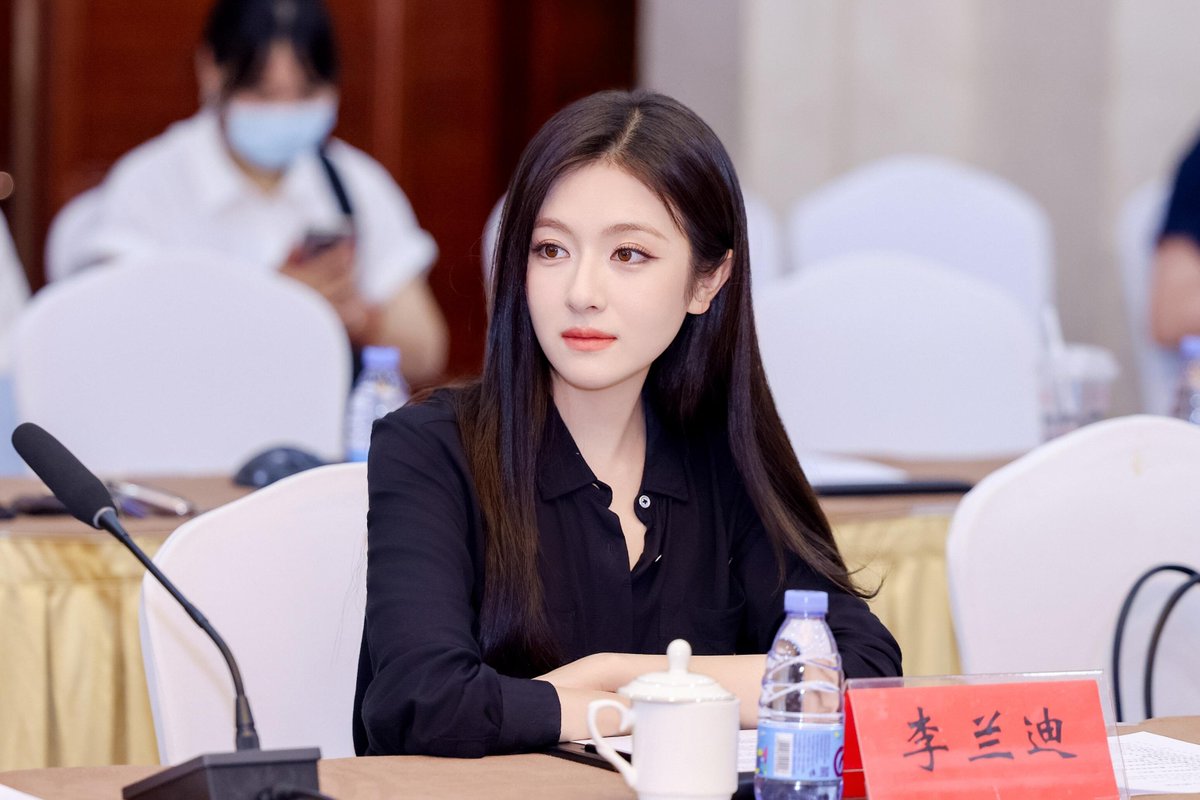 lilandiary's tweet photo. 🧸260526 | 首都广电

Seminar in Beijing talking about #BloomLife (#啥什恋歌) 

Li Landi shared her thoughts about Xia Zi: From unemployment and failed business ventures to returning to Kashgar, from drifting aimlessly for years to rediscovering herself

#LiLandi #李兰迪 https://t.co/Et34qYRCt2