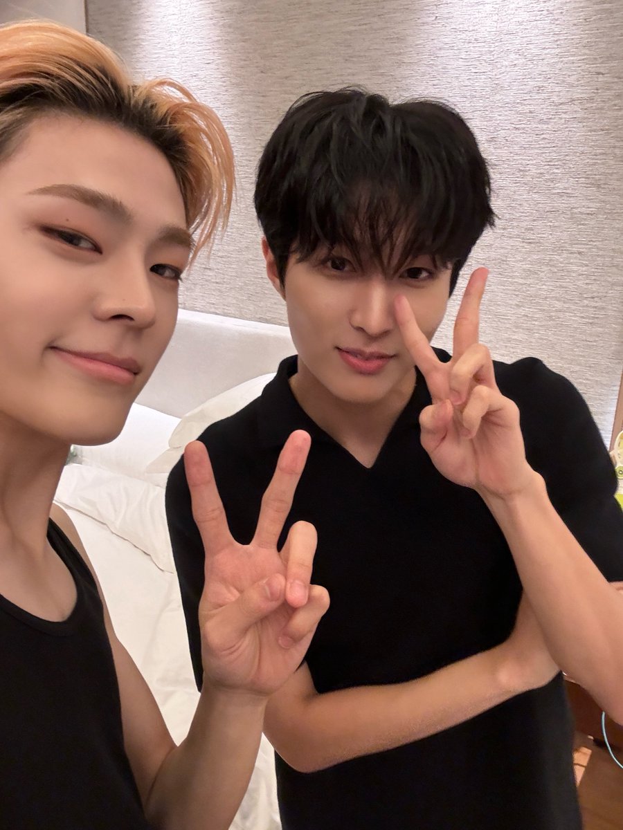 WHIB_ON's tweet photo. 용용아 생일축하혀
맛있는 거 배 터지게 먹구 정말 즐거운 하루를 보내도록 하거라 형이 선물 시켰는데 그거 오면 받아서 잘 써주면 정말 고맙겠다잉
마 사랑한다잉👍🏻

#WHIB #휘브 #KIMJUNMIN #김준민 https://t.co/03eX67fC4a