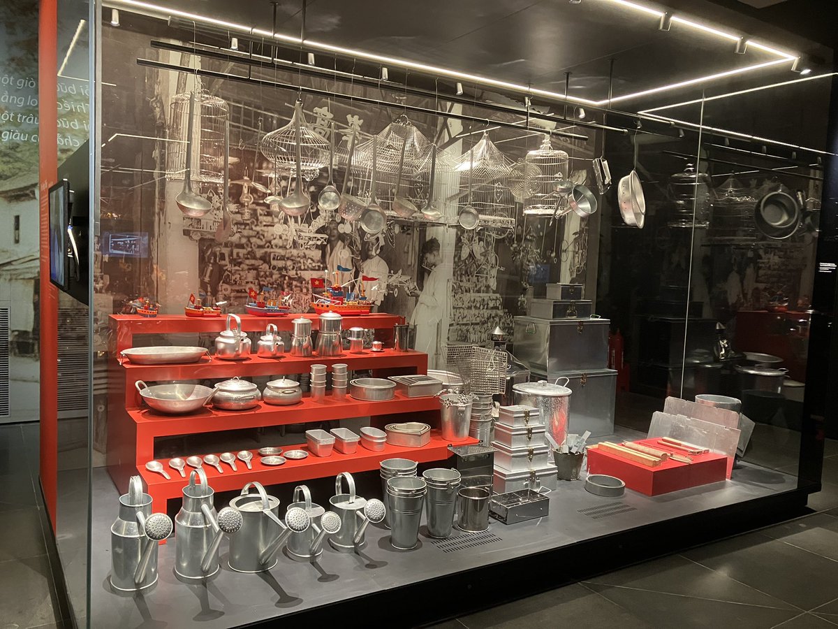ante_vn's tweet photo. 2月に展示リニューアルしたハノイ博物館。19世紀以降のハノイをテーマにした3階の展示が特におもしろい！伝統工芸や旧市街、20世紀初頭の街角、フレンチコロニアル建築模型など見所満載。旧市街の街並みもどんどん変わっているし、いつかは36通りの風景もこうして博物館の展示をみて懐古するんだろうな https://t.co/Tpiv7OP9c8