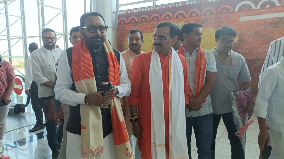 vdsharmabjp's tweet photo. खजुराहो पधारे केंद्रीय आयुष राज्य मंत्री (स्वतंत्र प्रभार) श्री प्रतापराव जाधव का आज एयरपोर्ट पर आत्मीय स्वागत किया।
@mpprataprao https://t.co/EWTDz5aRrh