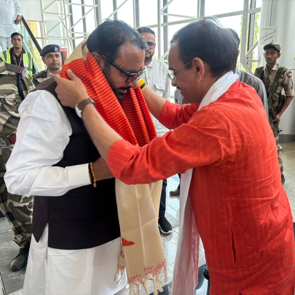vdsharmabjp's tweet photo. खजुराहो पधारे केंद्रीय आयुष राज्य मंत्री (स्वतंत्र प्रभार) श्री प्रतापराव जाधव का आज एयरपोर्ट पर आत्मीय स्वागत किया।
@mpprataprao https://t.co/EWTDz5aRrh