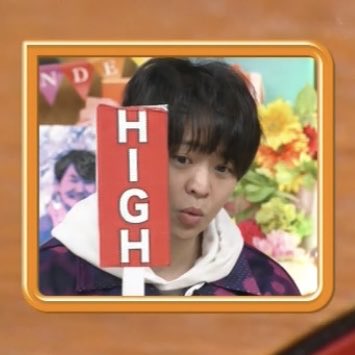 __415DA's tweet photo. 顔の近くに持ちすぎて有岡くんだけずっと札からひょっこりしててかあいい https://t.co/D9ftRH7sj8
