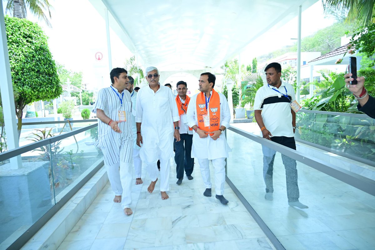 gssjodhpur's tweet photo. पाली के सिरियारी स्थित आचार्य भिक्षु समाधि स्थल संस्थान पहुंचकर समाधि दर्शन का सौभाग्य प्राप्त ह��आ।

आचार्य भिक्षु जी मानव कल्याण की प्रेरणा हैं। संस्थान की कार्य समिति सदस्य अभिषेक भाई दूगड़ जी सहित संस्थान से जुड़े मित्रों से मिला स्वागत आत्मीय रहा।

आभार! https://t.co/oYYPNDp4v8