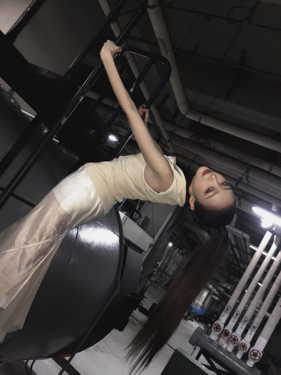 aericghan's tweet photo. Bridging the gap between a high-fashion fairytale and pure, playful energy, 🖤 itself. https://t.co/rnfp31TPn5
