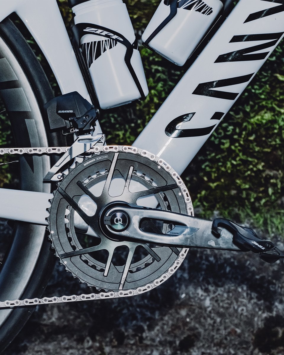 ManyS_cycle's tweet photo. 上位グレードに引けを取らない洗練されたスタイリングへ。

「SRAM Rival AXS E1」

美しい肉抜きクランクアームに、軽量なカーボンブレーキレバー。サードグレードの常識を覆す質感を纏っています。信頼性の高いパワーメーター仕様もラインナップ。

#SRAM #RIVAL https://t.co/9IaQAzJopx