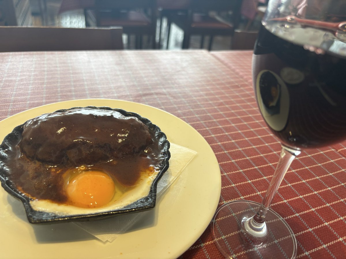 oyachan08's tweet photo. 今日のアリーナグルメは念願の「B.LEAGUE」焼印のフランクフルトと洋食キムラの名物ハンバーグとポテトサラダ😃マスコットのカッパもびっくりでメチャ美味しかった😌 https://t.co/MTBrbn5wI4