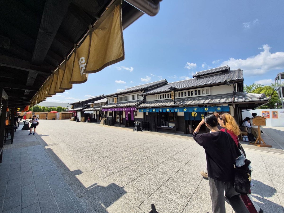 taishin_U_chan's tweet photo. 京都・太秦映画村のリニューアル、うちの会社は構造設計を担当させていただきました🎬✨
同僚が行ってきたので写真を見せてもらいました！

社長が担当した絵馬堂、貫構造な上に構造材が丸出しで、迫力があります。他の建物も、庇部分の納まりや室内に露出している梁が見えていて、構造設計者目線で見てもとても見応えがあったとのこと。

私もぜひ自分の目で確かめたい…！京都に行きたい！
＃構造設計 ＃太秦映画村