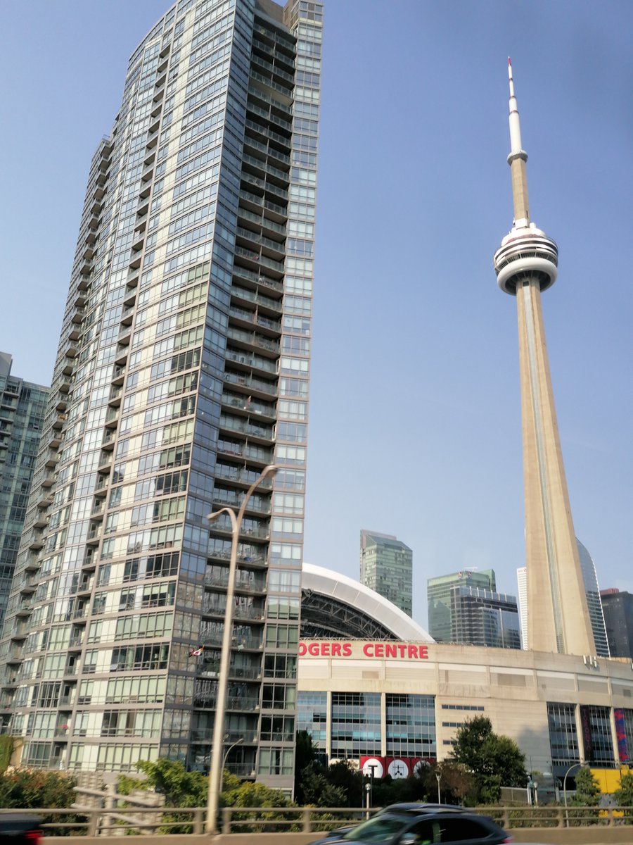 skymanuelima's tweet photo. A Torre CN, ou CN Tower, é uma das torres mais altas do mundo e um símbolo icónico de Toronto, no Canadá. Com uma altura impressionante de 553,3 metros, é famosa por seu restaurante giratório 360º, que oferece uma vista panorâmica da cidade. #CN_Tower #Toronto #Canadá #viagens https://t.co/Ym3okd2hx9
