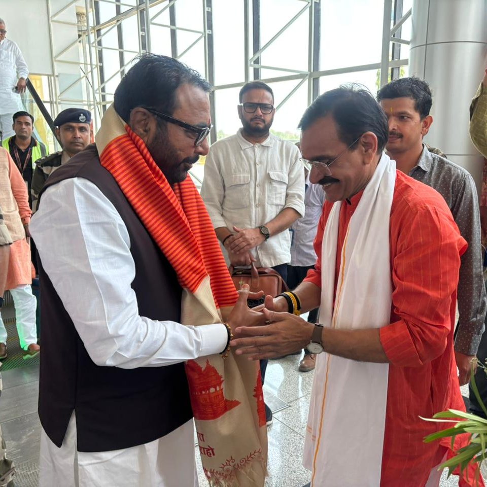 vdsharmabjp's tweet photo. खजुराहो पधारे केंद्रीय आयुष राज्य मंत्री (स्वतंत्र प्रभार) श्री प्रतापराव जाधव का आज एयरपोर्ट पर आत्मीय स्वागत किया।
@mpprataprao https://t.co/EWTDz5aRrh