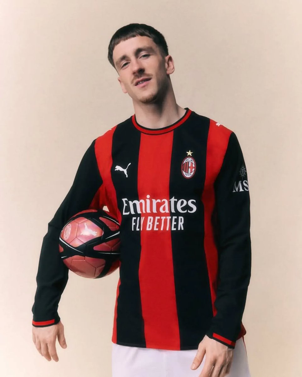 MikeQuJun's tweet photo. Presentazione della maglia casa dell’AC Milan 2026-2027 ❤️🤍
La nostra valutazione della maglia: 8/10 💥💥💥
#ACMilan #HomeKit #FootballJersey #2026Kit #FootballFashion https://t.co/a4PJEjWn37