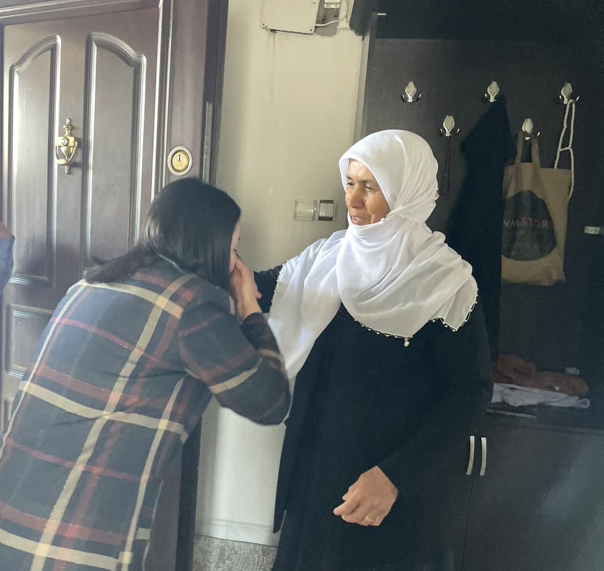 hatice_atan73's tweet photo. 📍Güçlükonak 

Asil kalpleriyle, dualarıyla, güzel sözleriyle,deneyimleriyle bizlere rehber, dünün kıymetli sahibi ulu çınarlarımız…

Güvenle yaslandığımız yüce dağımız, gölgesinde huzur bulduğumuz ulu çınarlarımız, hayatımızın gerçek kahramanları..
Huzur ve güven içinde sağlıklı bir geleceğe...

Kıymetli çınarlarımızı Kurban Bayramı öncesi ziyaret ederek hayır dualarına talip olduk. Gölgeniz eksik olmasın…

@mustafaciftcitr
@tcailesosyal
@MahinurOzdemir
@turanbulent
@valialicelik
@kubrayigitbasi
@BirolEkici73
@CuneytAktug
