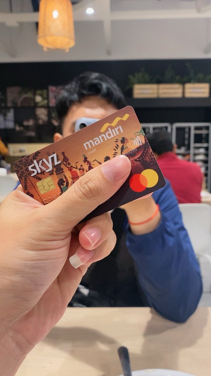 haimalvinn's tweet photo. Doi "Yang ini pegang" *ngasih cc*
Dalem hati kok lama banget cuma mintul pegangin, terus gua balikin lagi ccnya
"ini ccnya"
"Kenapa dibalikin?"
"Hah?"
"Lah itu kamu pegang aja kalo mau jajan tinggal pake aja, tau pinnya kan?"
"Hah?"
"Hah hoh hah hoh kaya tukang keong" 🙂‍↕️ https://t.co/Utb0awym8E