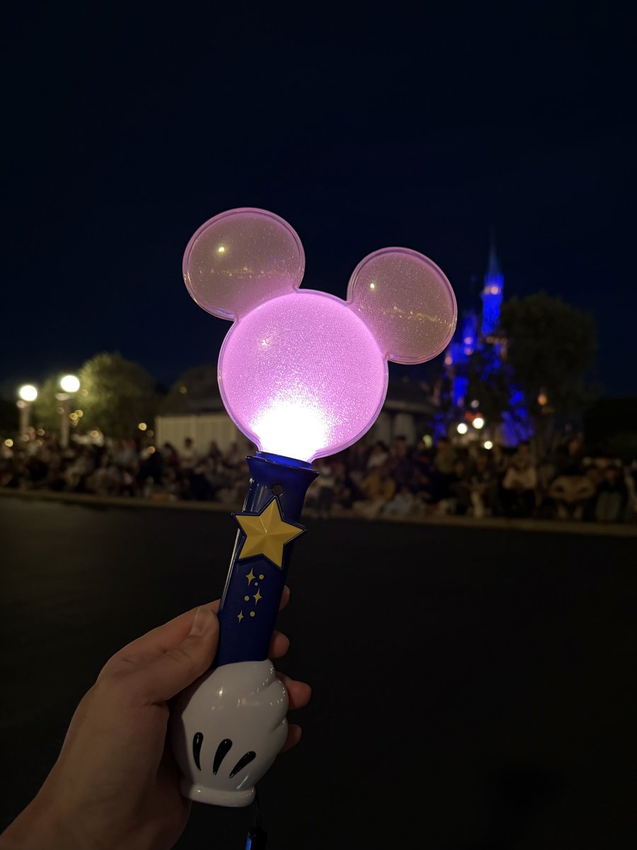 tdr_history's tweet photo. エレクトリカルパレードに連動して光る13年前に発売されたマジカルドリームライトを持ってきましたが連動しなくなっていました...

夏にベイマのハピライに連動するライトが発売されるそうですが、同じ仕組みだと思うのでベイマでこいつが活躍しそうです🤣 https://t.co/cTxvwdgO2S