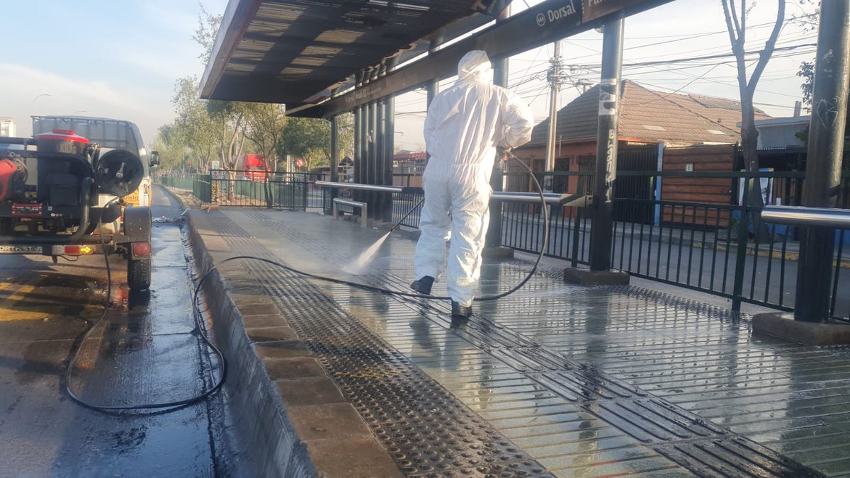 Muni_Recoleta's tweet photo. 🧼🚍 ¡Seguimos trabajando por una Recoleta más limpia!

Nuestros equipos municipales realizaron un nuevo operativo de lavado de calles y paraderos en distintos sectores de la comuna, reforzando la limpieza y recuperación de espacios públicos. ✨ https://t.co/0GjkSeYUNx