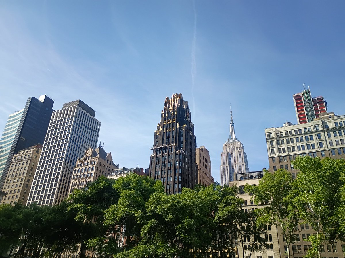 MrMikeSpade's tweet photo. Bryant Park on a breezy summer day might be my favorite co-working space in the city https://t.co/SZNBq8Uerv