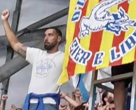 thecasualultra's tweet photo. We learned with immense sadness of the sudden passing of William Revoux, member of the Fanatics Marseille and former Yankee Nord supporter, who died on Sunday afternoon at the age of 35.

William suffered a medical emergency while taking part in a Fanatics football tournament at the Francis Di Giovanni stadium, beneath Notre-Dame de la Garde. Despite the efforts of emergency services to revive him, he could not be saved.

A familiar face at the Vélodrome and on OM away trips, William leaves behind a deeply saddened Marseille supporters’ community. Tributes have poured in since the heartbreaking news broke.

Rest in peace, William. 🕊️🇫🇷