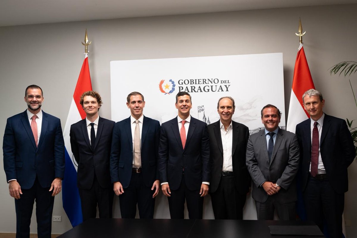 Miticpy's tweet photo. 💻 | El ministro @gvillate acompañó la reunión entre el Pdte @SantiPenap y el empresario francés Xavier Niel, que culminó con un acuerdo entre el Gobierno del Paraguay y Millicom para impulsar School 42 en Paraguay y fortalecer la formación tecnológica y el talento digital joven. https://t.co/30hMs0HK71