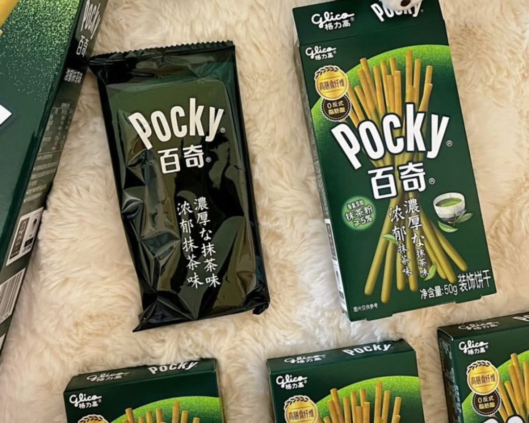 h0llywoodsource's tweet photo. Just shared a crateful of my favorite matcha pocky with my labmates — instant mood boost for everyone! No sad workdays when snacks are involved ， https://t.co/qpM933W9BB