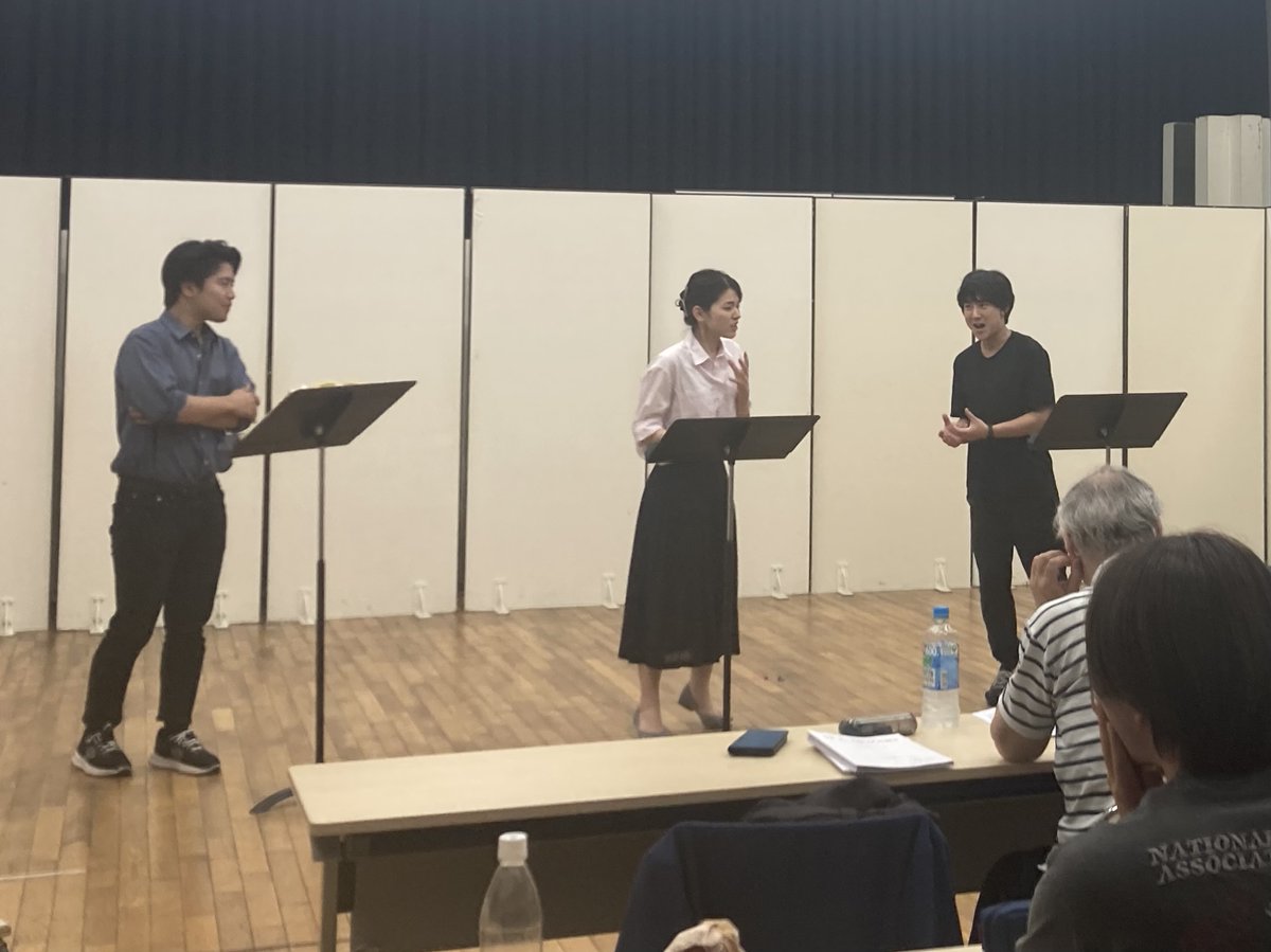 opera_institute's tweet photo. 予科は現在、音楽稽古と並行して、イタリア語の原語指導を進めています。講師はエルマンノ・アリエンティ先生。
正しい発音のみならず、場面の状況や単語の持つ意味、演じる役の心情などを考察しながら、歌唱の中での言葉の扱い方を学んでいます。 https://t.co/QdPJTlU8qj