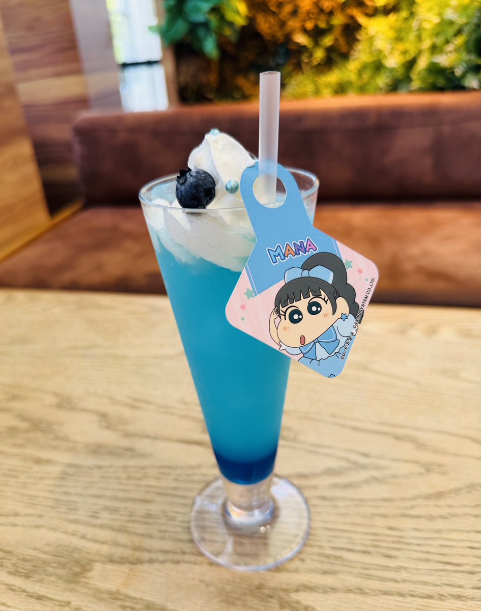 EXGARDENCAFE's tweet photo. ／
✨🍎 #FRUITSZIPPER ×
#クレヨンしんちゃん コラボカフェ🍑✨
メニュー紹介🍽️
＼

本日紹介するのは…
「ゴクゴク元気だゾ！
　まなの乳酸菌ドリンク」🩵

爽やかな空色の乳酸菌ドリンクに、ホイップクリームとブルーベリーを添えました☁️🫐見た目も涼しげな一杯です✨

#EXGARDENCAFE https://t.co/8cluCfE1VB