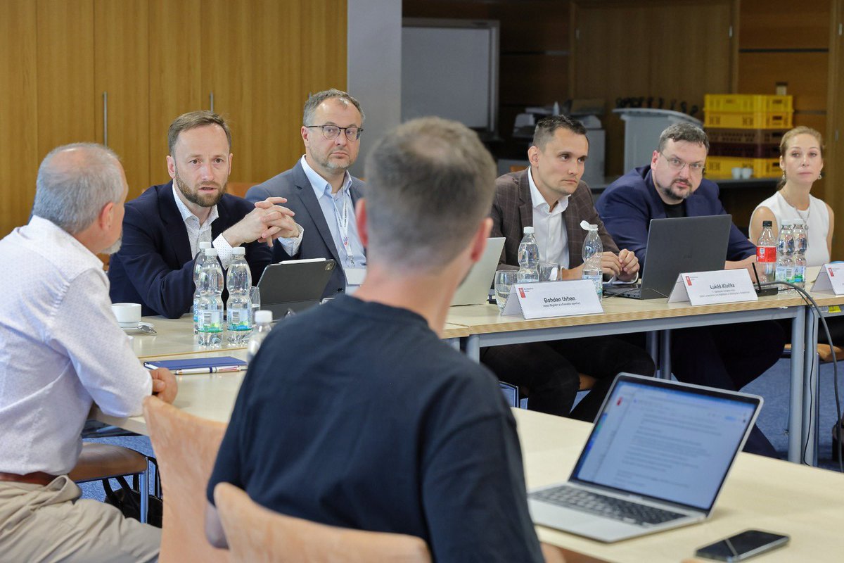 vnitro's tweet photo. 📲 Na @vnitro se dnes konal kulatý stůl pro zástupce médií k nové etapě digitalizace veřejné správy.

Účastnili se vládní zmocněnec pro digitalizaci a strategickou bezpečnost a 1. náměstek ministra vnitra Lukáš Klučka, místopředseda Rady vlády pro informační společnost Adam Paclt, vládní zmocněnec pro AI Lukáš Kačena a ředitel @agentura_dia Bohdan Urban.

Představeny byly další kroky směřující k modernímu digitálnímu státu - s důrazem na propojené služby, digitalizaci zdravotnictví, bezpečnost i možnost vyřídit většinu agend online.

Všechny informace najdete na nových webových stránkách ➡️ https://t.co/76pT4OIorD