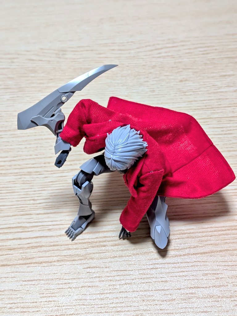 _ct110_'s tweet photo. 男性サイズのコート（試作品）生地がしっかりしているから多少固定できるみたい
生地の目が粗いからこのままで良いのか、違う生地にするか悩み中
ジルコニア君、何をやっても様になる… https://t.co/BNRkMtFTyj