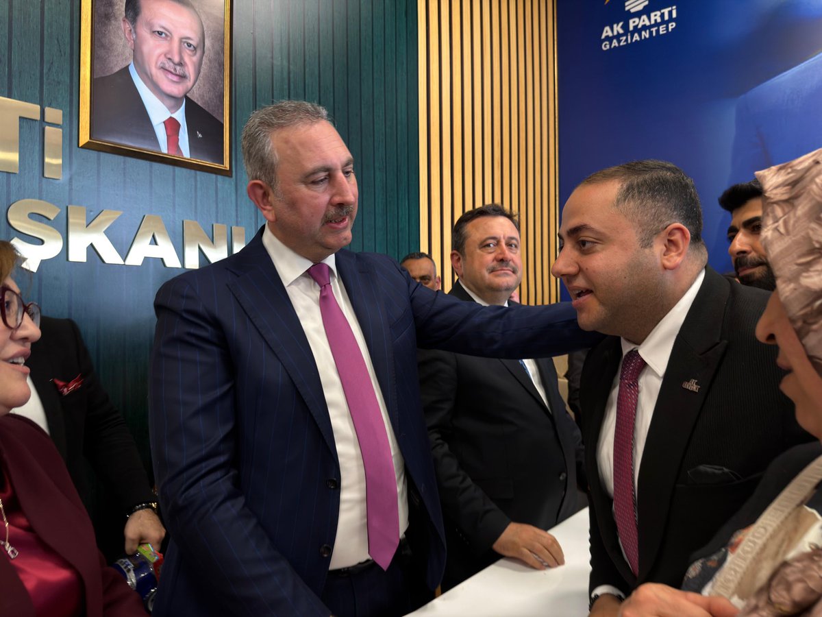 mikramarslan's tweet photo. 📍 AK Parti Gaziantep İl Başkanlığı

AK Parti Grup Başkanvekilimiz Abdülhamit Gül, Büyükşehir Belediye Başkanımız Fatma Şahin, İl Başkanımız Fatih Muhaddis Fedaioğlu, milletvekillerimiz, belediye başkanlarımız ve kıymetli protokol üyelerimizle birlikte; teşkilatımız ve hemşehrilerimizle bayramlaşma programında bir araya geldik.

Birliğimizin, kardeşliğimizin ve güçlü teşkilat ruhumuzun en güzel yansımasını yaşadığımız bu buluşmada; aynı inanç, aynı azim ve aynı heyecanla yolumuza devam ediyoruz. 🤝

@abdulhamitgul 
@FatmaSahin 
@fmfedaioglu 
@mesutbozatli 
@EyupOzkececi
@deryabakbak27
@AliSahin501 
@BBozgeyik_27  
@irfancelikaslan  
@mtahmazoglu 
@umutymz 
@YILDIRIRMehmet 
@avdilanensari 
@avmustafadurmus