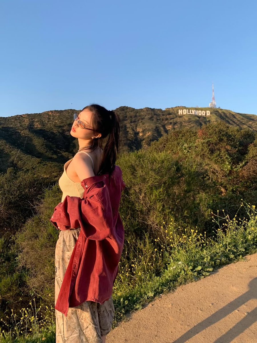 jizewon's tweet photo. They call it the city of dreams for a reason, and seeing the Hollywood sign framed by this glowing sunset makes you realize why. The climb up was entirely worth it just to feel the warmth of the sun and look out over the hills. https://t.co/r6HDqmG1ef