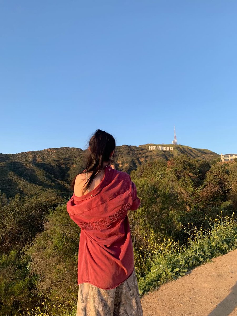 jizewon's tweet photo. They call it the city of dreams for a reason, and seeing the Hollywood sign framed by this glowing sunset makes you realize why. The climb up was entirely worth it just to feel the warmth of the sun and look out over the hills. https://t.co/r6HDqmG1ef