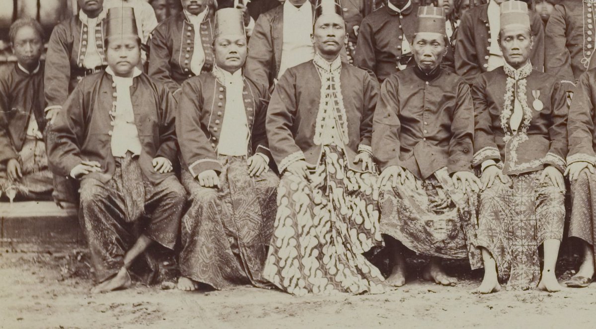 potretlawas's tweet photo. Melihat salah satu cara kerja kolonialisme — segelintir Belanda di pucuk piramida kekuasaan, ditopang serombongan pejabat pangreh praja. 

Asisten Residen JCT Kroesen (duduk, 7 dari kiri), bupati Warsokoesoemo (6), patih Djojodigdo (5) serta wedana dan pejabat lain. Blitar, 1877. https://t.co/9ZDXcTq2DL