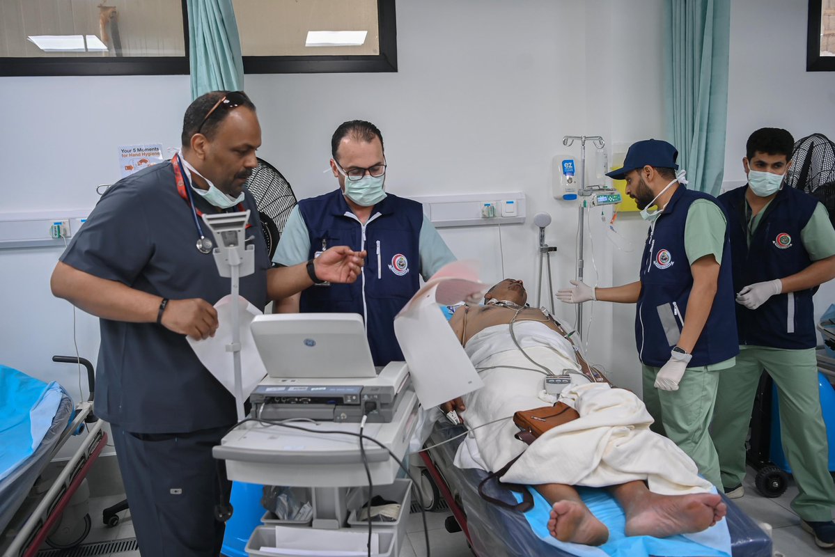 NGHAnews's tweet photo. هنا عرفات، وفي هذا اليوم العظيم؛

 ومن مركز الطوارئ والإجهاد الحراري وضربات الشمس، تتكامل الجهود وتُسخّر الإمكانات؛ لتقديم رعاية صحية متخصصة تواكب احتياجات ضيوف الرحمن، وتحفظ سلامتهم وصحتهم.

#MNGHA
#حياكم_الله https://t.co/DyZTZwhUuj