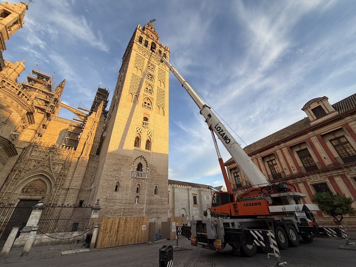 Edartec's tweet photo. APLICACIÓN DE LA TECNOLOGÍA AL PATRIMONIO

Hace unos días se ha culminado la “fase 2” intervención en el Cuerpo de Campanas de la Giralda de Sevilla. Con empleo de una grúa de gran tonelaje.  Proyecto elaborado por @Edartec, con apoyo del Cabildo Catedral de Sevilla y KALAM.S.A. https://t.co/VKKGY18r23