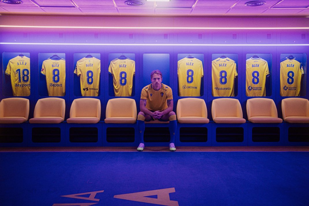 garridisimio's tweet photo. Posiblemente sea la última semana de Alex Fernández como jugador del Cádiz, se nos va una Leyenda y jugador como la copa de un Pino, algunos sois muy jóvenes pero este tío hizo 18g/a para subirnos a 1.

Eternamente agradecido de haberte tenido en nuestras filas.

Gracias Capitán. https://t.co/OlqTMx43mI