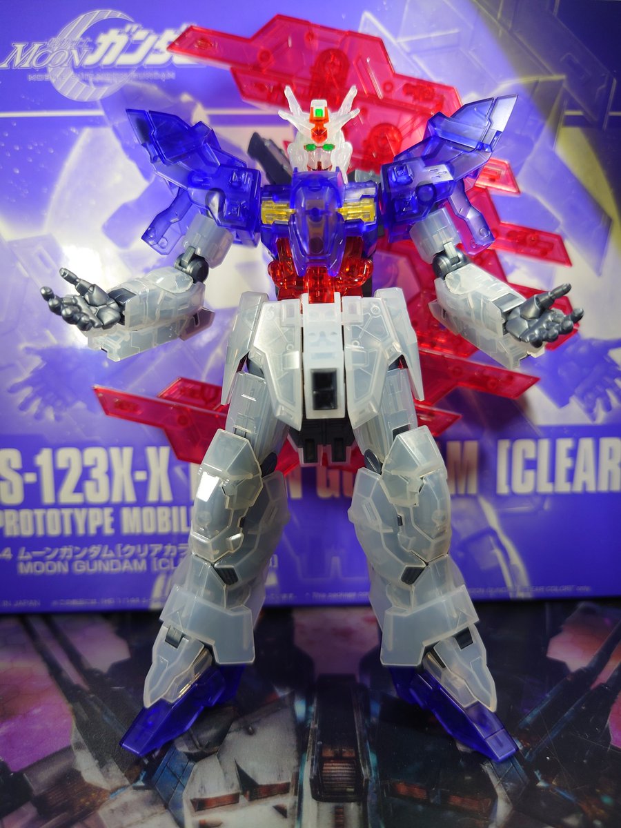 Revo_KEN's tweet photo. 素組みですがHG ムーンガンダム(クリアカラー)完成

あえて部分塗装も墨入れもしませんでした
全身がクリアカラーになったのでサイコプレートが更に映えますねー
中古ですがほぼ定価で出会えたのはラッキーでした！
#ガンプラ https://t.co/K352ZtJCW7