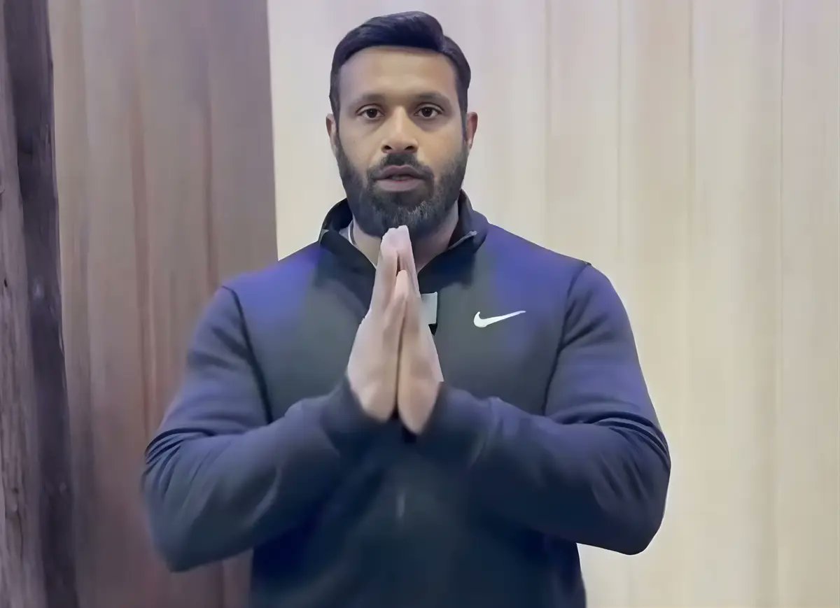 Zubair99778's tweet photo. मोहम्मद दीपक कुमार 🥺

Ye वही नौजवान, है जिसने धर्म नहीं बल्कि इंसानियत को चुना था। वही युवक, जिसने एक बेबस मुस्लिम चाचा को गुंडों से बचाकर यह साबित कर दिया था कि अच्छे इंसान आज भी इस दुनिया में मौजूद हैं। ❤️

आज वही मोहम्मद दीपक कुमार मुश्किल दौर से गुजर रहे हैं। बताया जा रहा है कि 4 महीने का किराया बकाया होने की वजह से उनका जिम खाली करवाया जा रहा है।

जिस युवक ने किसी की मदद करने से पहले उसका नाम और मजहब नहीं पूछा, आज उसे हमारी मदद की ज़रूरत है। 🤲

अगर आप सक्षम हैं, तो उनकी मदद के लिए आगे आइए। छोटी-सी मदद भी किसी की मेहनत, सपनों और रोज़गार को बचा सकती है।

आइए, इंसानियत का कर्ज इंसानियत से चुकाएँ। 🙏❤️

मोहम्मद दीपक कुमार का साथ दीजिए, उनकी हिम्मत बनिए। 💔🥺 RT ज़रूर करे taki दूसरे लोग भी मदद करे
